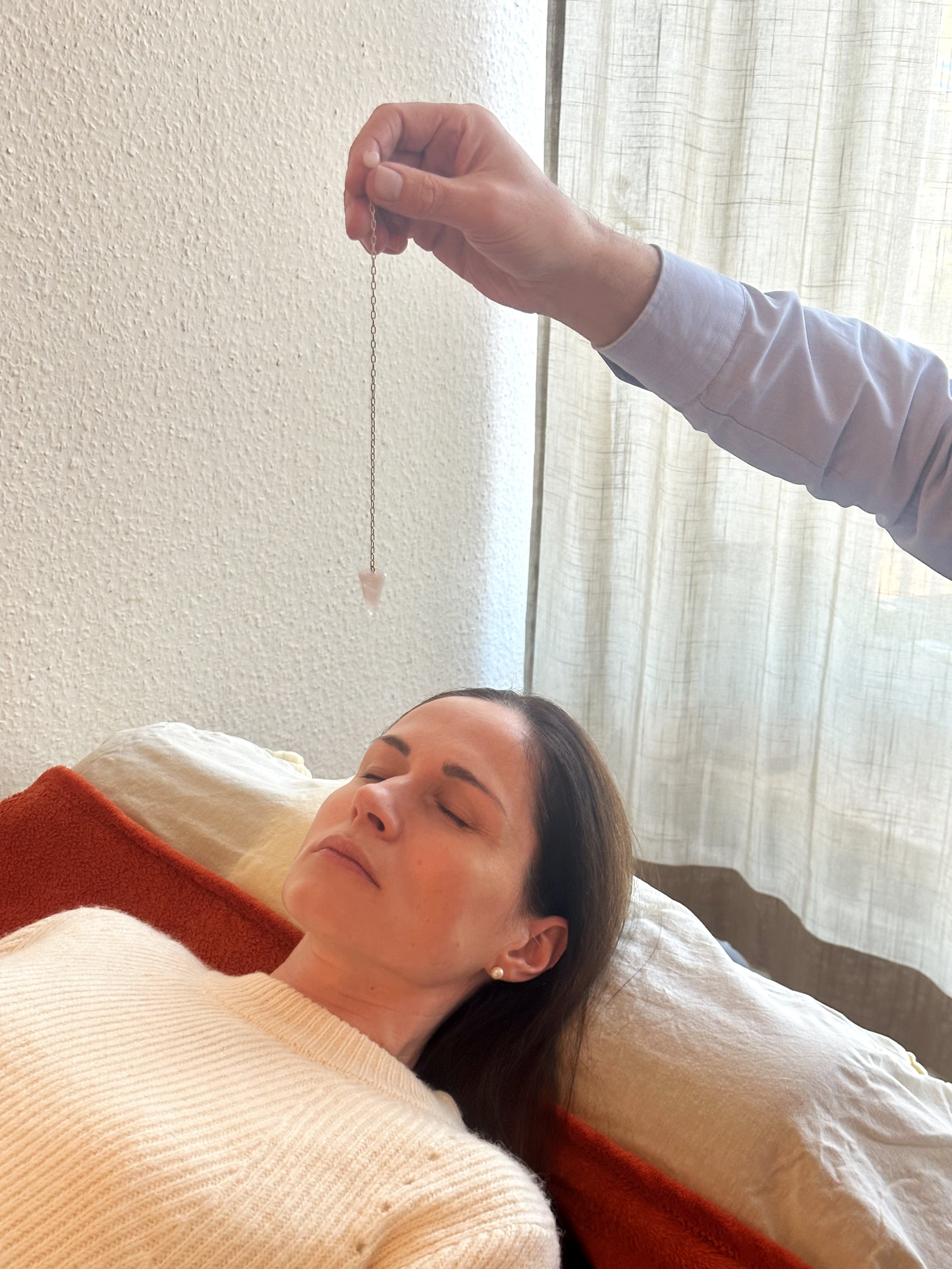 Klientin entspannt während einer Hypnose-Sitzung